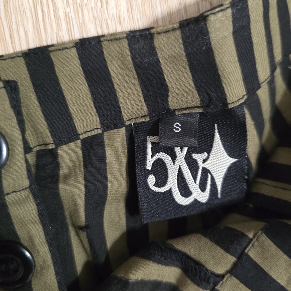 Striped Ruffle Capri Pants - Picture 2 of 4